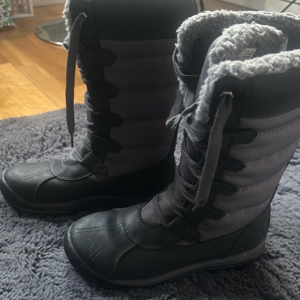 Snow boots
